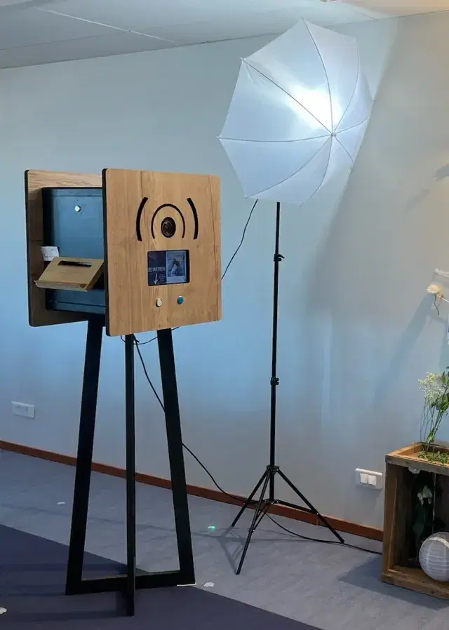 Borne photo CRÉAPHI Chêne & Noir installée lors d'un mariage en Finistère
